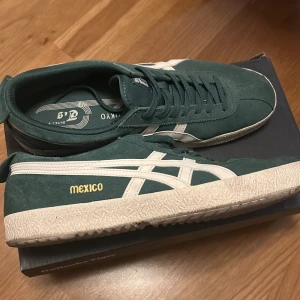 Onitsuka tiger - Säljer dessa assnygga sneakers av märket onitsuka tiger. Inköpta för 1700kr och har använt de i ca en vecka. Storleken är 44,5 men de passar 44