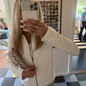 Vit strukturerad jacka med dragkedja - Säljer en stilren vit jacka med strukturmönster och rak passform. Storlek s😘😘