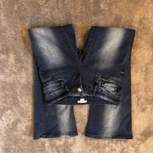 Mörkblå bootcut jeans Gina Tricot M - Snygga mörkblå low rise bootcut jeans från Gina Tricot i storlek M. Passar även S, som nya använda en gång endast💞