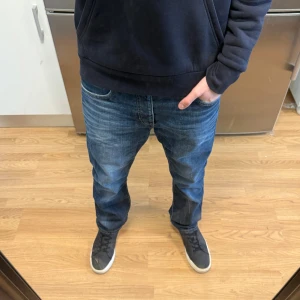 Vintage Jack & Jones Jeans Blå W31 L32 - Sjukt fina Vintage Jack & Jones Regular/Clark jeans i en sjuk färg och tvätt/fade. Mått - Midja: 43cm, Benlängd: 108,5cm. Modellen är 184cm & 63kg. Hör av dig vid funderingar!🤩