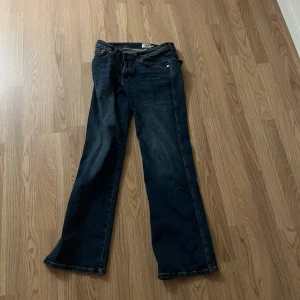  mörkblå bootcut jeans - Mörkblå Levis 517 jeans med klassisk bootcut passform. Jeansen har fyra fickor dem två fickorna där bak har knappar, normal midja och är tillverkade i robust denim. Perfekta för dig som gillar en tidlös och avslappnad stil.