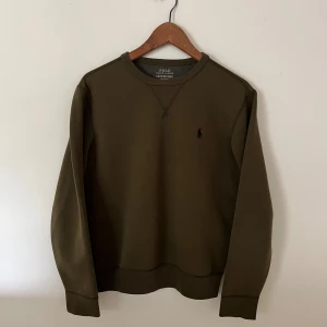 Polo Ralph Lauren Sweatshirt - Säljer denna Polo Ralph Lauren sweatshirt i mycket bra skick, storlek XS passar någon som är runt 170-175cm.  Skriv vid frågor eller funderingar🙌🏽