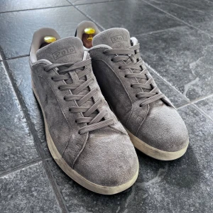 Ralph Lauren sneakers - Säljer mina snygga Ralph lauren skor, knappt använda.