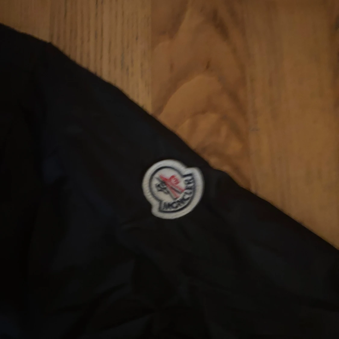 🏆 PRIS KAN DISKUTERAS 🏆 Svart vindjacka från Moncler med huva - 1