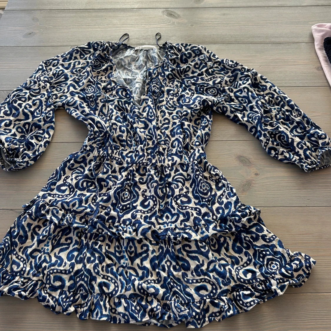 Blåvit mönstrad kortklänning från Zara