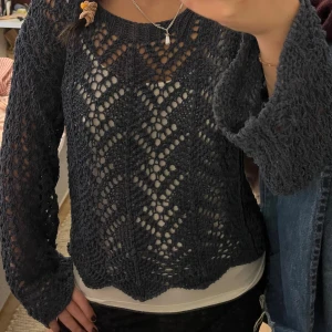 Stickad tröja från zara - Väldigt unik stickad tröja från Zara som inte säljs nån mer💙💙