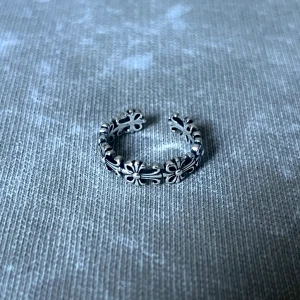 Fleur Brut - A rugged yet refined take on the Fleur de Lis, with slightly textured edges that give character to its minimalist form.