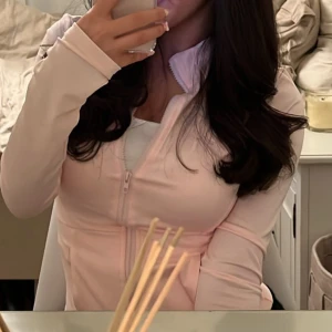 Ljusrosa zip kofta med lång ärm - Träningskofta med tajtpassform🤍