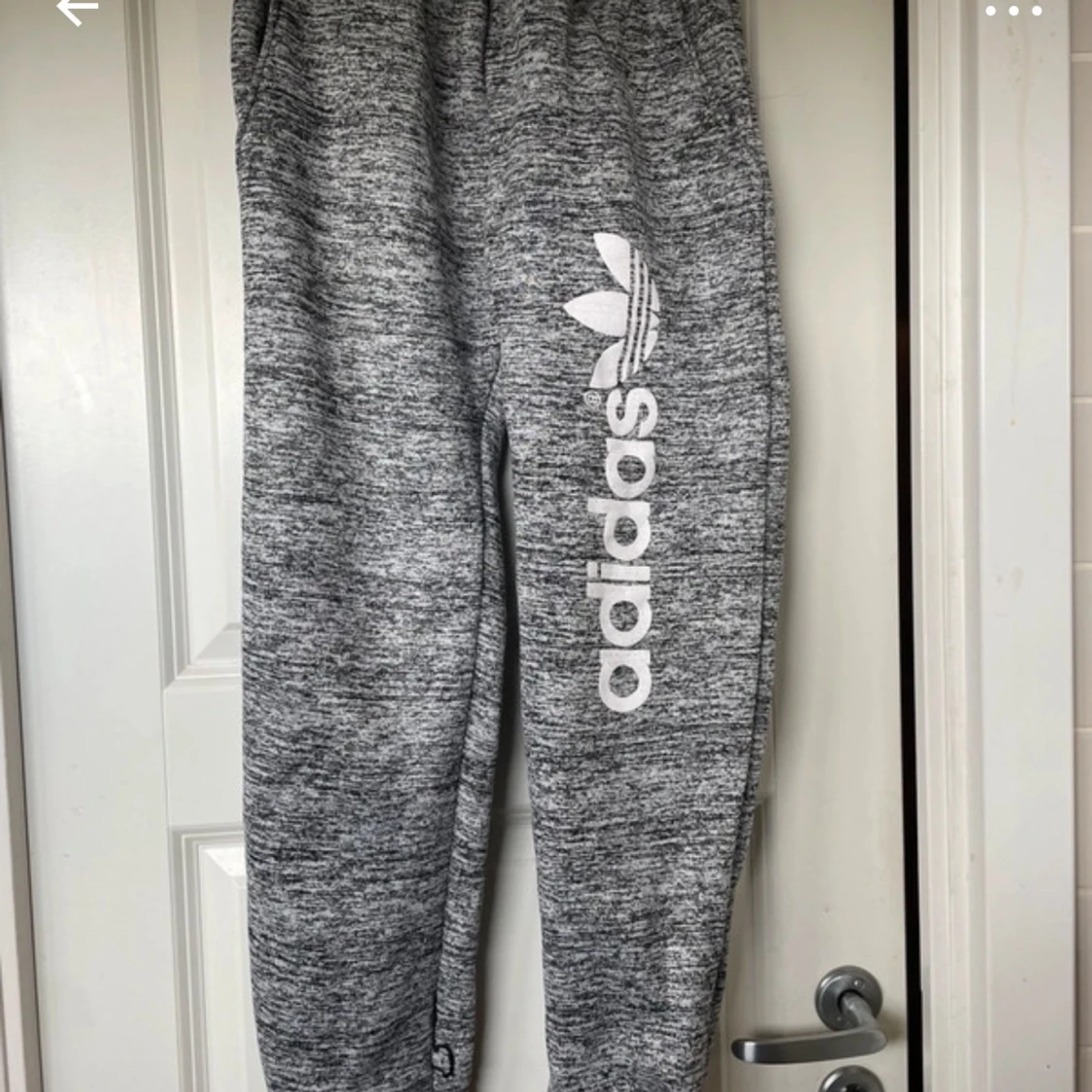 Gråa mjukisbyxor från Adidas