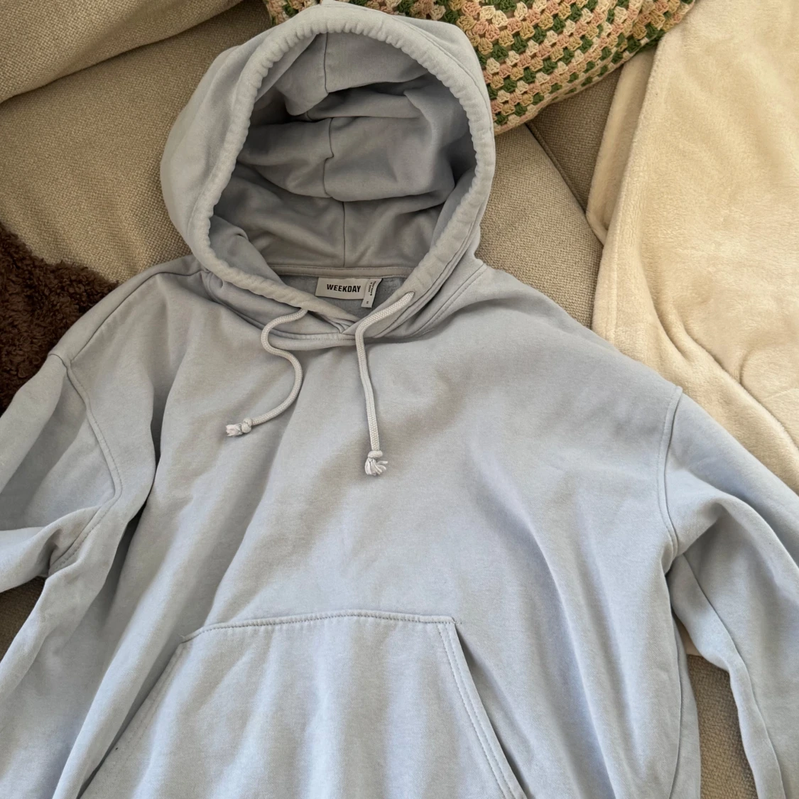 Ljusblå hoodie från Weekday