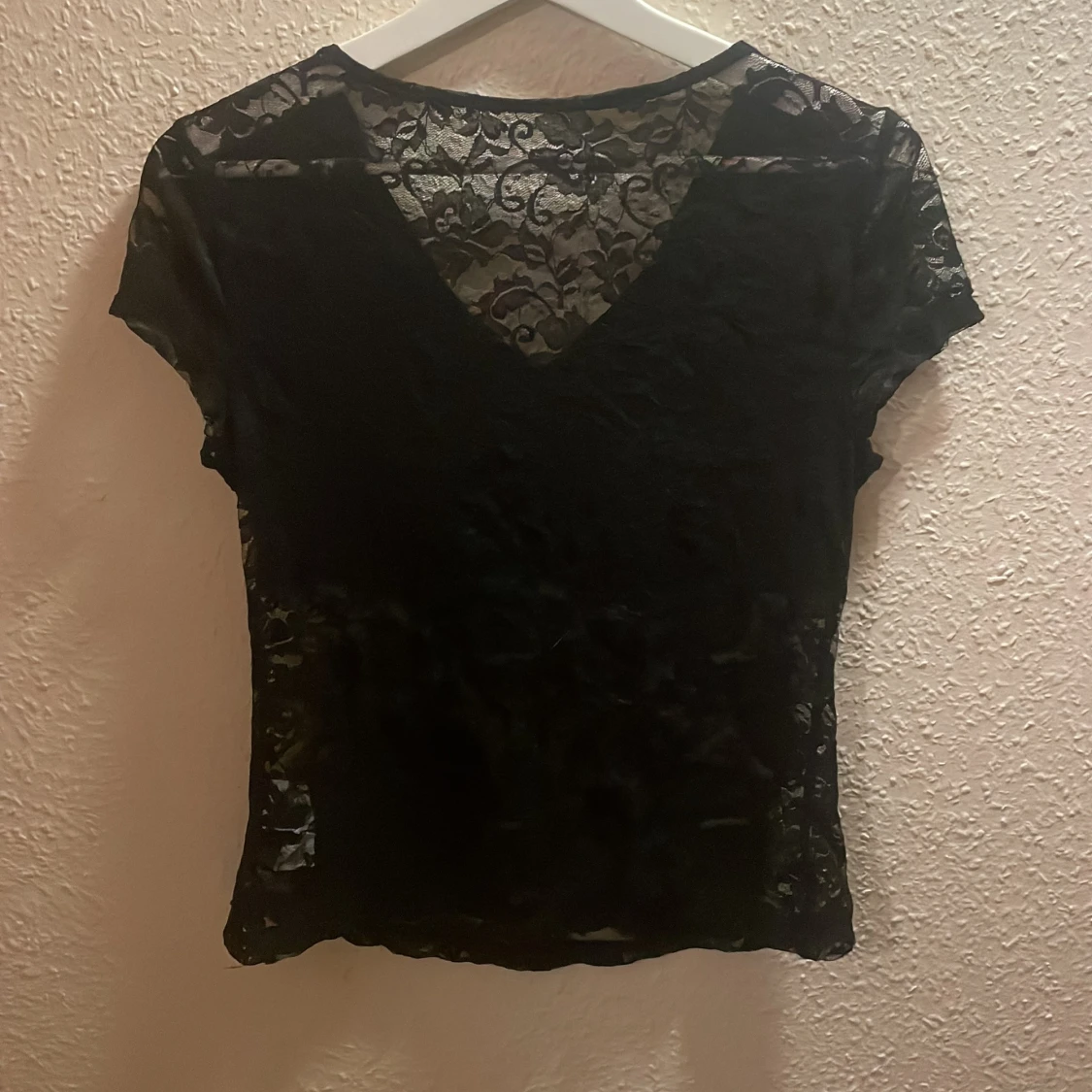 Svart spetsblus med v-ringning - 2