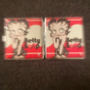 Cigarettpaket  sminkförpackning i metall - Ett snyggt pinupp cigarettpaket etui