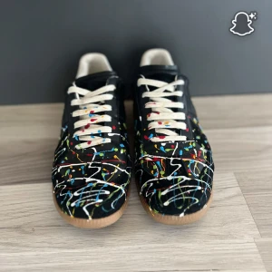 Maison Margiela gats med färgstänk - Säljer dessa feta Maison Margiela skor med färgstänk🔥 Perfekt för dig som gillar en mer soft och stilren klädstil👟