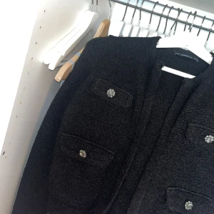Svart cardigan jacka från Zara❤️ - Svart stickad cardigan jacka från Zara med fyra fickor framtill, dekorerade med glittriga pärlknappar i S. Perfekt nu när det börjar bli lite kallare till jobbet eller skolan❤️skriv för fler bilder och är öppen för prisförslag❤️