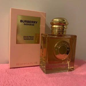 Burberry Goddess - 🤍