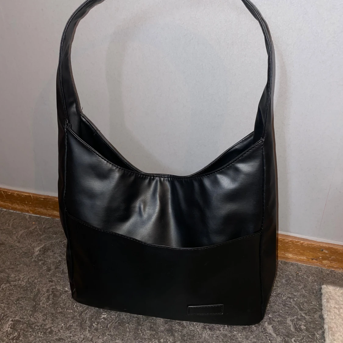 Stilren axelväska i skinnimitation - 1