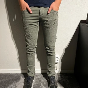 Dondup George - Hej, säljer nu dessa dondup jeansen i storlek 33, modellen är George och skicket är 9/10! Vid frågor så är det bara att höra av sig!