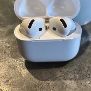 AirPods 3 - Apple AirPods 3 med laddningsetui och originalförpackning. Trådlösa hörlurar med bra ljudkvalitet och smidig anslutning till iPhone. Etuiet har några ytliga repor men hörlurarna ser ut att vara i gott skick. Laddningskabel medföljer. Har flera inne det är bara skriva om ni är intresserade.