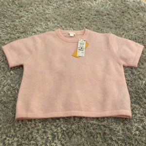 Stickad tröja - Super snygg rosa stickad tröja från Gina tricot Young. Storlek 146-152💗💗 köpt för 200 och aldrig använt. Säljer den pga för liten storlek💗❤️