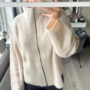 Beige stickad kofta med dragkedja - Ny med pris lapp, köparen står för frakten 