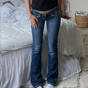 Lågmidjade utsvängda jeans - Så snygga lågmidjade utsvängda jeans me snygga fickor😍