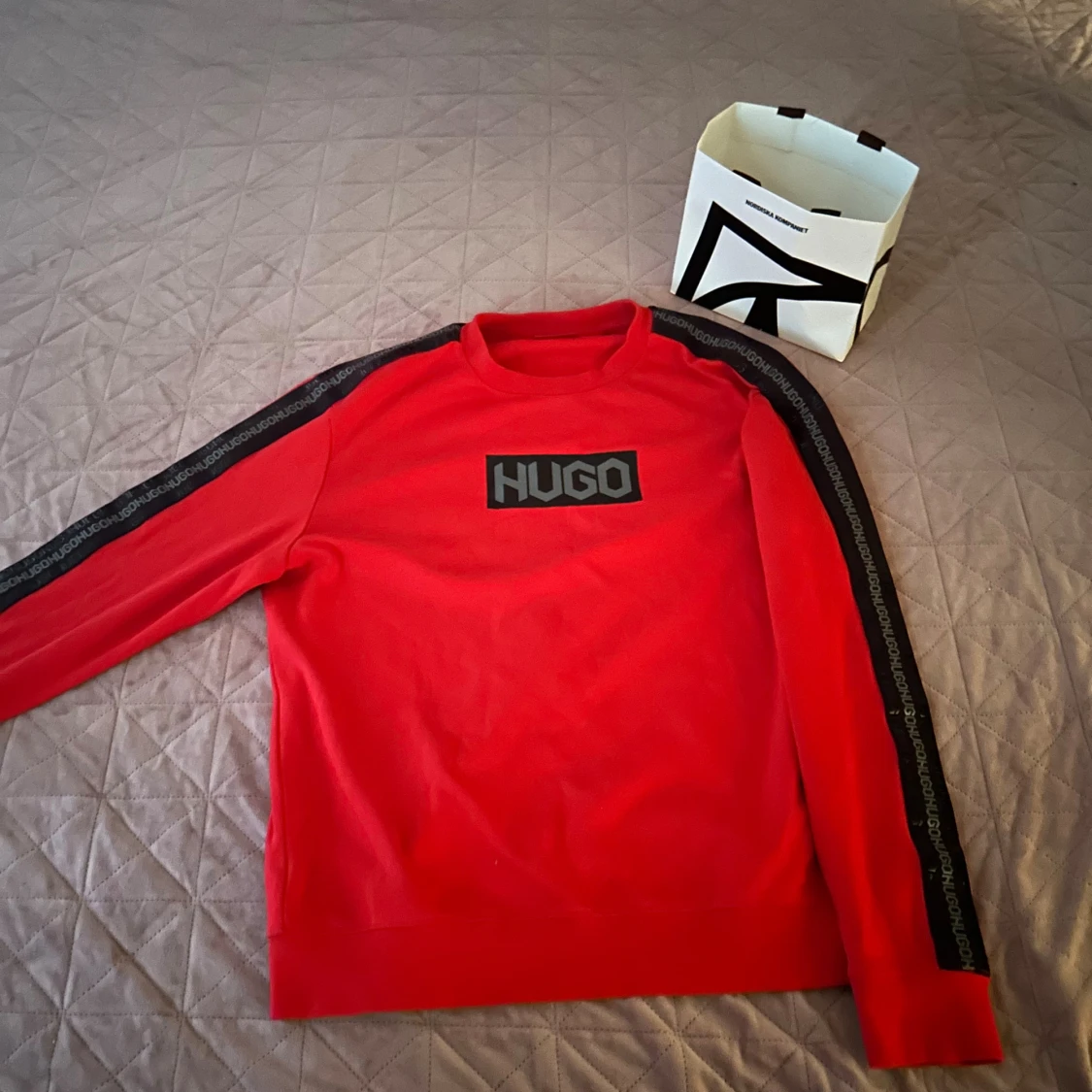 Röd HUGO sweatshirt med logga