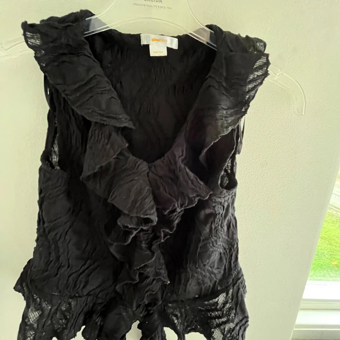 Svart volangblus från Gina Tricot