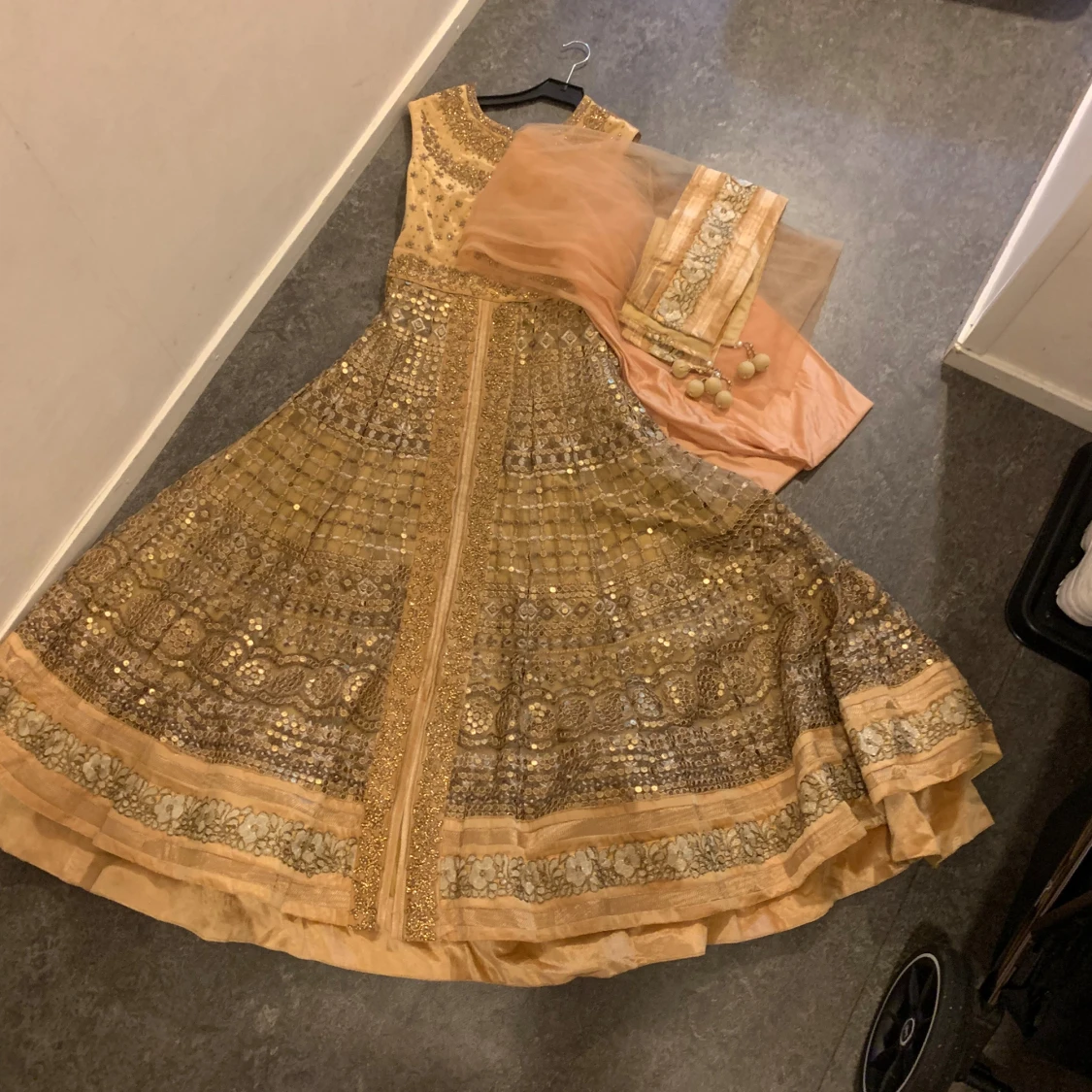 Glittrig långklänning i champagne - 1