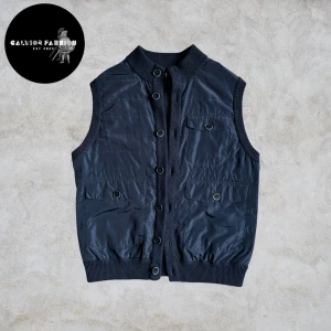 Morris väst  - Morris Heritage mörkblå väst i strl M. Exklusiv kollektion med fokus på kvalitet & hantverk. Kombinerar merinoull & polyester med dun/kviltad mittdel och stickade partier, både stilren och bekväm. Skicket är 10/10, inga defekter och nästintill ny.                                                                                                                             Nypris ca 3000 kr | vårat pris 795kr |. Hör av dig om du vill ha mått eller har andra frågor. Alla följare får rabatt! Så följ!