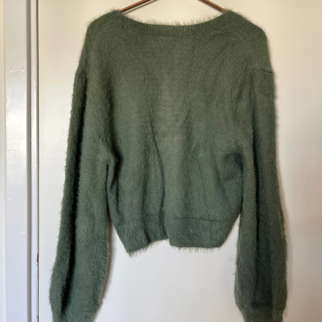 Grön fluffig kofta med pärlknappar - 1