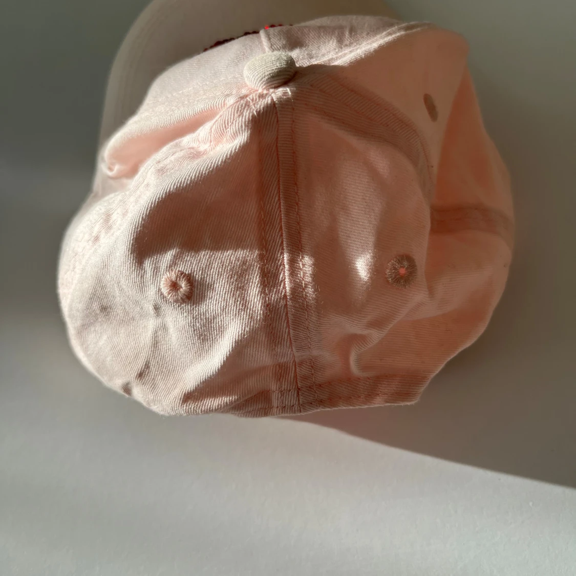 Rosa keps med paljettregnbåge från H&M - 1