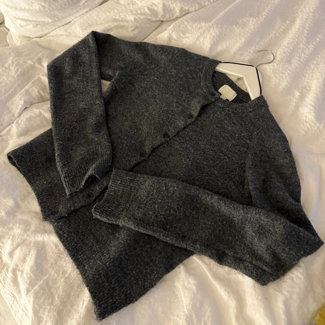 Fin stickad grå kofta, perfekt i höst - 1