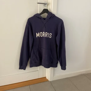 Morris hoddie - Mörkblå hoodie från Morris i mörkblått. Hoddie är i storlek M och sick 7/10. Skriv gärna vid funderingar 🤝 Pris kan diskuteras vid en snabb affär ✅🔥