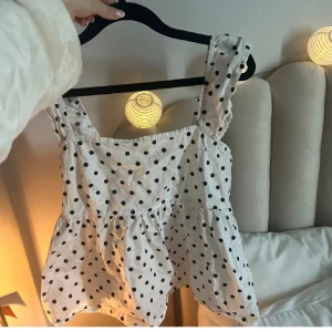 Prickig topp  - Säljer denna snygga prickiga topp❤️ passar xs och s❤️