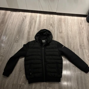 Ombre cardigan jacka - En riktigt snygg cardigan ifrån Ombre väldigt bra skick perfekt nu till hösten men även vintern nypris 800kr storlek XL men passar även L pris kan diskuteras 