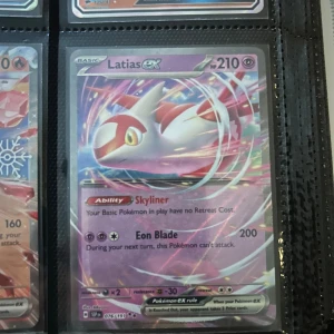 Latias EX - Coolt Latias EX Pokémonkort med glittrande holografisk design! Perfekt för samlare och fans av Pokémon. Kortet har 210 HP och unika attacker som Skyliner och Eon Blade. Ett måste för dig som vill stärka din samling eller spela med stil.