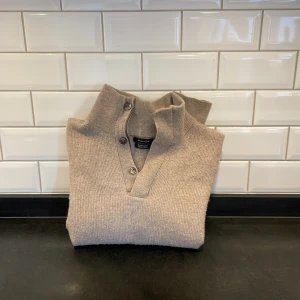 Massimo Dutti tröja - Tjenare säljer nu min fetta Massimo dutti tröja som jag inte använder längre, den är i storlek M men skulle säga att de snarare e S. Den är 64% ull 22% Polyamid och 14% viskos. Bara att höra av sig vid frågor eller funderingar.🙌