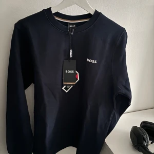 Boss tröja - Boss tröja, helt ny står bara i garderoben utan någon nytta. Stolek: S