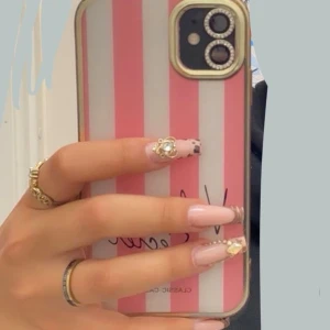 SÖKER!!! - Söker ett sånt här skall till iPhone 13 Pro Max. Om du har ett kan jag betala nästan var som helst. Hör gärna av dig, säg till din vän om hen har ett! 