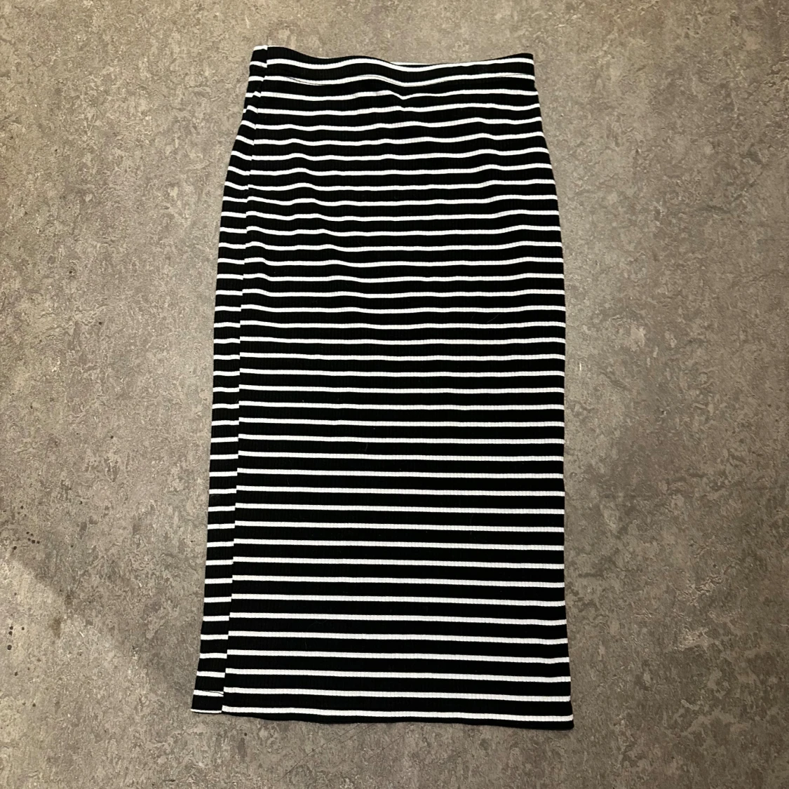Svartvit randig kjol