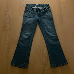 Blå bootcut jeans - Snygga blå bootcut jeans från Lager 157. Jeansen har låg midja men går lite högre upp bak. Har inte använt så mycket men märks att de är använda. Storlek 40💞