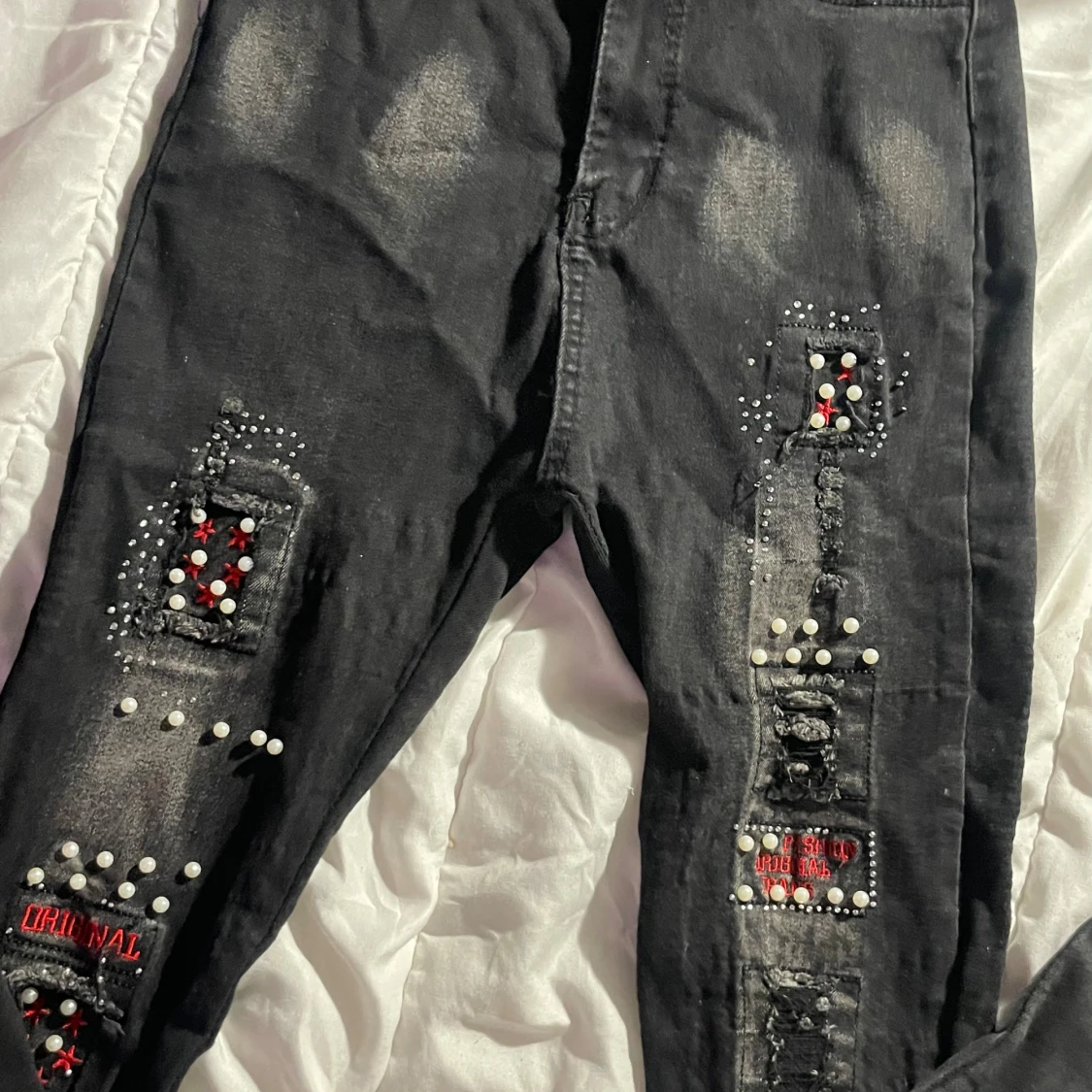 Svarta jeans med pärlor och broderi