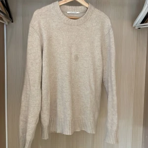 Beige stickad tröja från A Days March  - Mysig beige stickad tröja från Maya Deluxe med rund halsringning och ribbade muddar vid ärmslut och nederkant. Perfekt för lager-på-lager och enkel att matcha med jeans eller kjol.