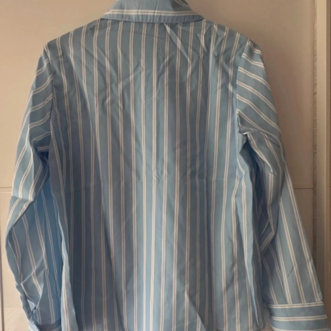 Ny. Blåvit randig skjorta med knappar - 1