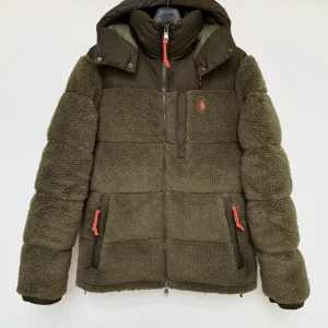 Polo Ralph lauren dunjacka - Beskrivning Dunjacka (fleece) till salu Märke: Polo Ralph Lauren Storlek: M Färg: Grön MATERIALKOMPOSITION: Material: 70% polyester, 30% akryl Överdel: 100% polyester Fyllning: 75% dun, 25% fjädrar Foder: 100% nylon Detaljer: Knäppning: tvåvägsdragkedja Fickor: med dragkedja Huva: isolerad, avtagbar, dragsko Jackan är i mycket gott skick, med visst slitage på huvan och insidan av jackan längst ner. Listpris: 6000kr, hör av er vid fler frågor