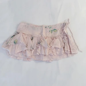 Abercrombie & Fitch Super Rare Vintage Low Rise Mini Ruffle Silk Skirt - Super rare, vintage low rise mini ruffle silk skirt from early 2000s Abercrombie & Fitch in a beautiful light, baby pink colour with flowers. Waist: 37 cm  Length in the back: 27 cm  Length in the front: 25 cm 