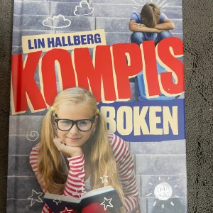 Kompisboken - En bok om vänskap, ensamhet och att hitta sin plats i klassen. Följ Klara när hon skriver om sina klasskompisar och upptäcker att det osynliga kan bli en superkraft. Perfekt för dig som gillar berättelser om skolan och livet som ung.