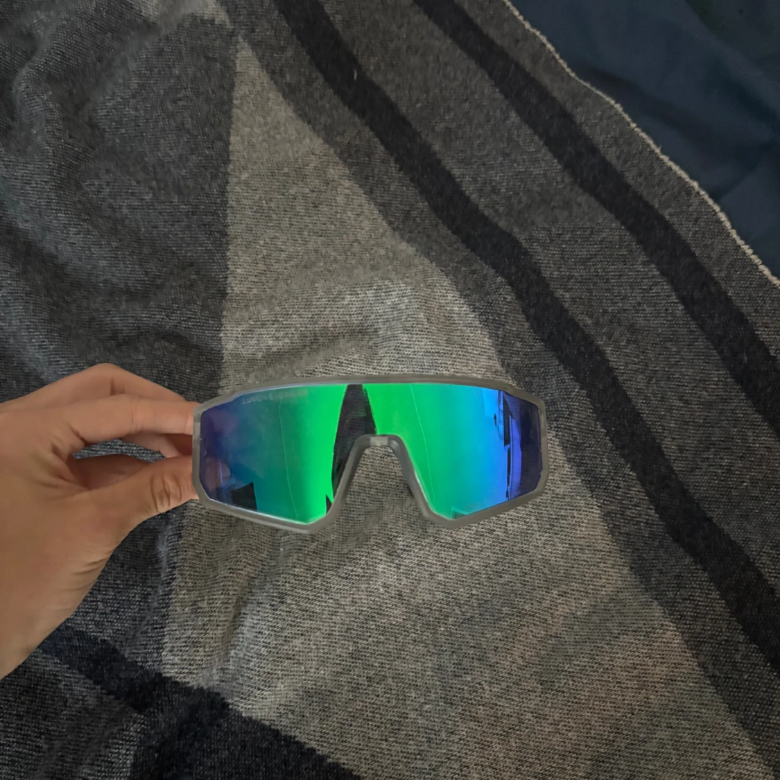 Sportiga gröna och blå solglasögon