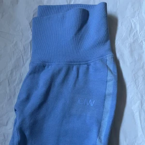  shorts  ICANIWILL - Snygga ljusblå seamless shorts från ICANIWILL   scrunch-detalj bak. Stretchigt material som sitter tight och bekvämt, perfekt för gymmet eller träning. Diskret logga framtill och ribbade detaljer längs sidorna och benen.