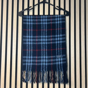 Burberry halsduk  - Svart rutig burberry halsduk | Skick 9/10 | Hör gärna av dig vid minsta fundering😊